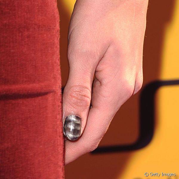 Para comparecer ao evento Variety's 5th Annual Power Of Youth, em outubro de 2011, Debby decorou as unhas com riscas horizontais de esmaltes cinza